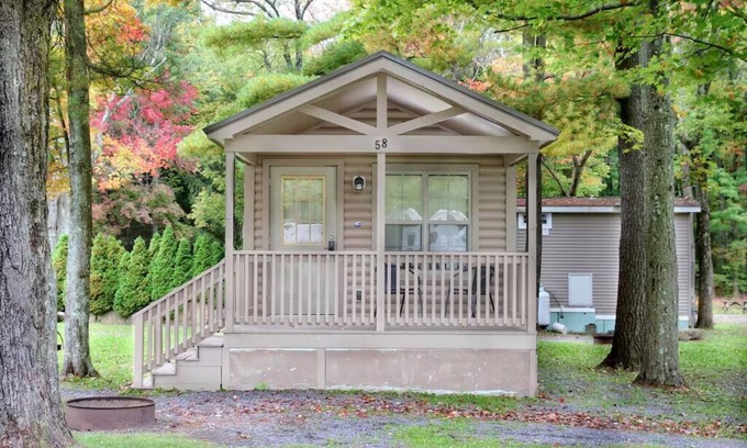 Centre Hall Cabin | Deluxe Cabin 40 w/4 Beds