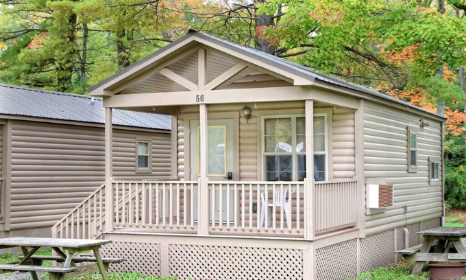 Mingoville Cabin | Deluxe Cabin 42 w/4 Beds