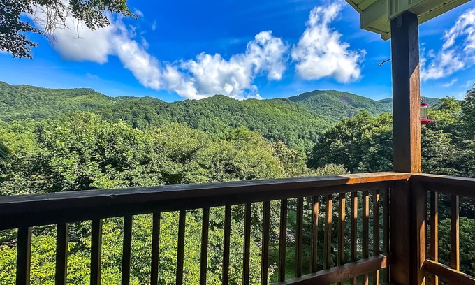 Maggie Valley Cabin | Deluxe Couples Retreat – Smoky Mountain View, Hot Tub, Fire Pit, King Bed, EV