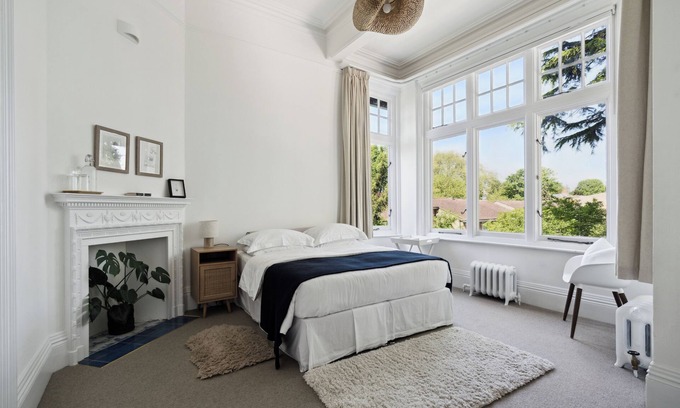 Bray on Thames House | Deluxe Double Room with Bath at River Arts Club Hotel