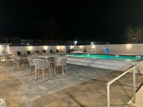 Cameron County Hotel | Deluxe Inn & Suites