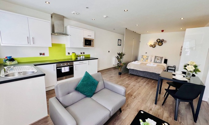 Barbican Apartment | Deluxe King Studio- private en-suite with shower