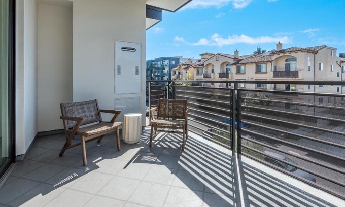 Larchmont Apartment | Deluxe Modern 2-bedroom Condo with Roof Deck!