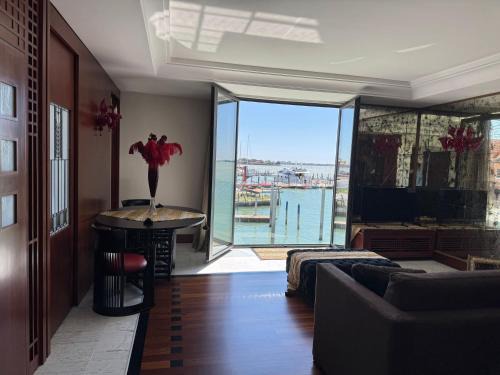 Molina Apartment | Deluxe Oliver's House