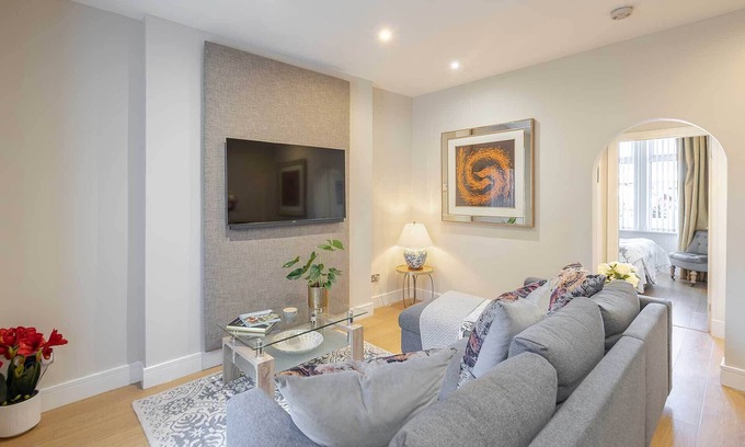 Falkirk Apartment | Deluxe One Bedroom Apartment