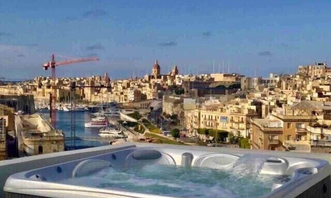 Cospicua Bed & Breakfast | Deluxe Penthouse Suite: Jacuzzi, Private Terraces, Breathtaking Views!