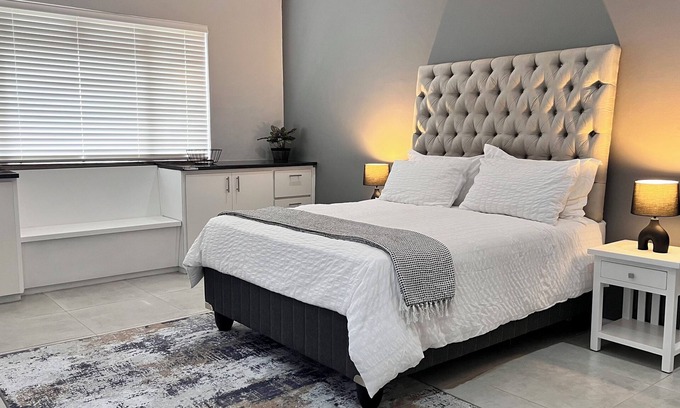 Strand House | Deluxe Queen Room Near Strand Beach & Golf Estates