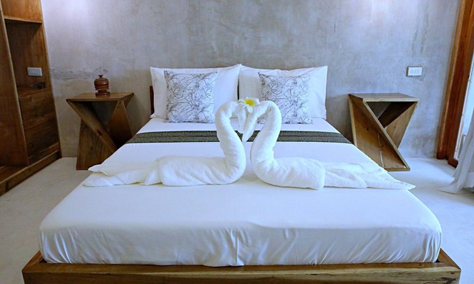 Catangnan Apartment | Deluxe Queen Suite