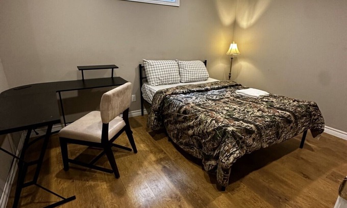 Rosemount House | Deluxe Room Close to Restaurants, Plaza, Shopping, Gym & Colleges
