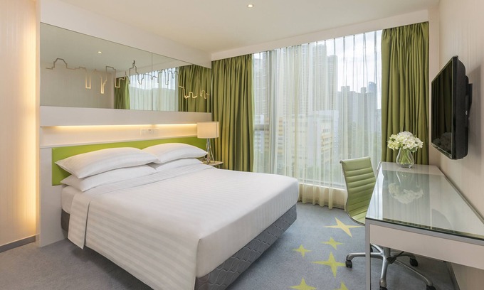 Kwai Chung House | Deluxe Room with queen bed - free WiFi+Pool+Gym