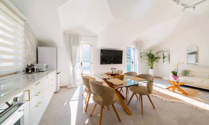 Lepetane Apartment | ❤️Deluxe Seafront 2BR| 3 Baths & Soaking Bath | Spacious with Stunning Bay Views