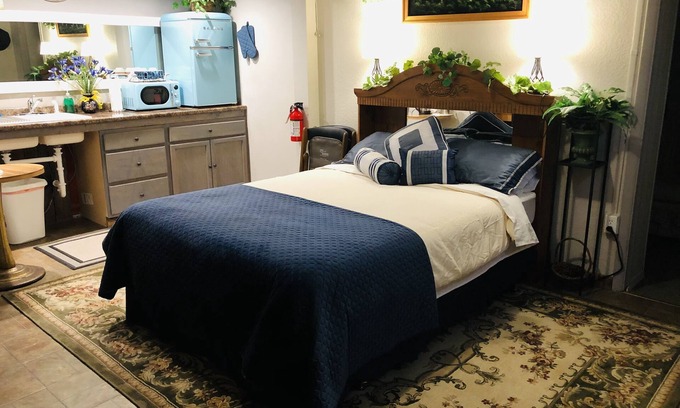 Salmon House | Deluxe Single Queen Suite Futon & Kitchenette