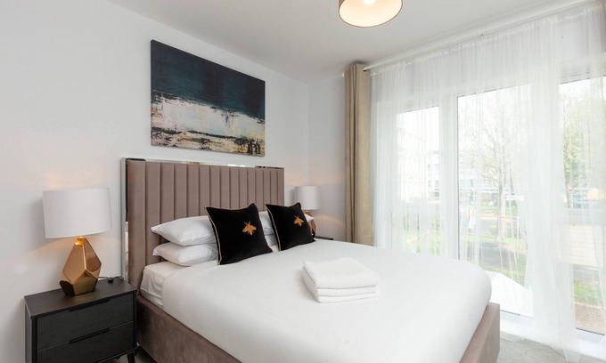 Walworth Apartment | Deluxe South Central Apartment