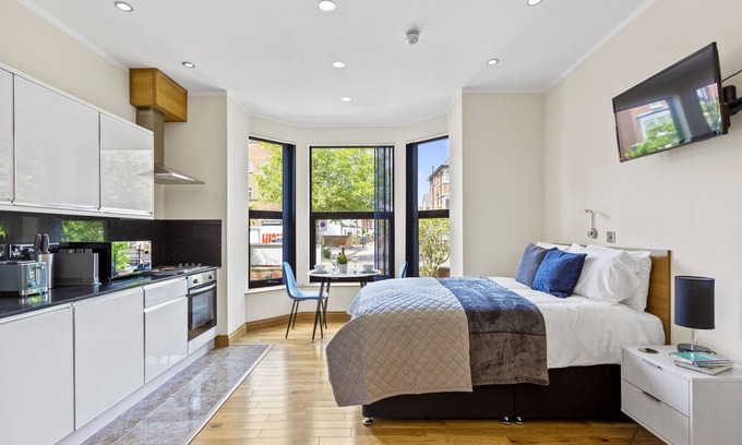 West Bridgford Apartment | Deluxe Studio Apartment with Free Parking and Wi-Fi