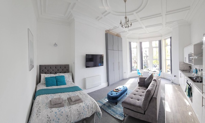 Huddersfield Apartment | Deluxe Studio King Ensuite in Edgerton