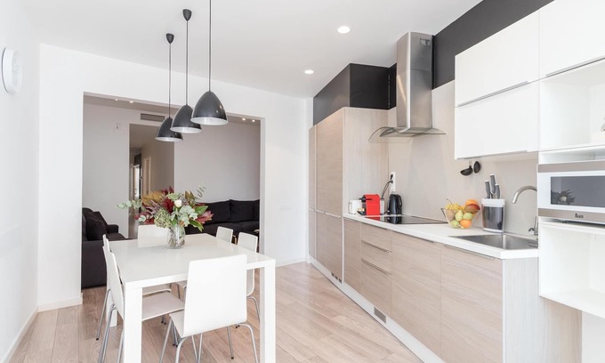 L'Antiga Esquerra de l'Eixample Apartment | DELUXE THREE BEDROOM APARTMENT