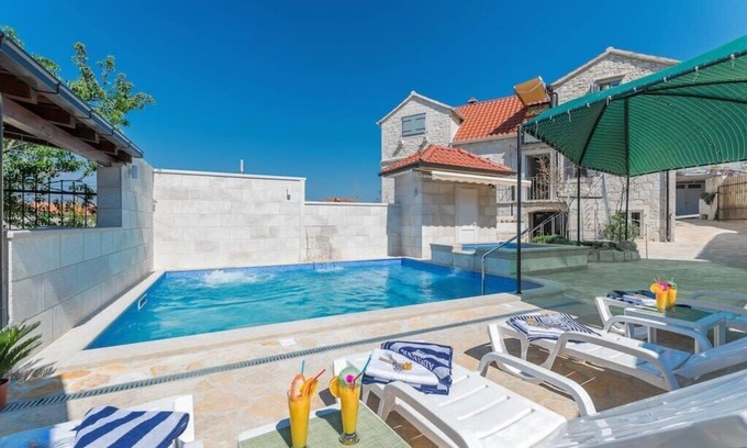 Skrip House | Deluxe Vacation Home near Beach Zastup