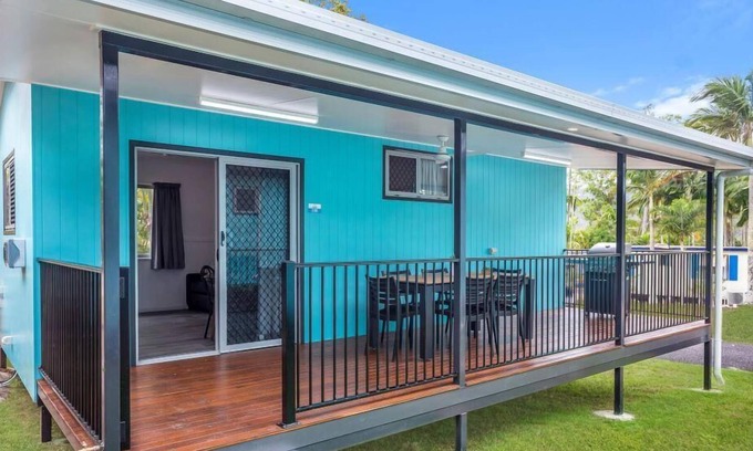 Tinaroo Villa | Deluxe Villa 1 BR - Fully self-contained, 1 Queen, Sofa, Single Bunk Beds