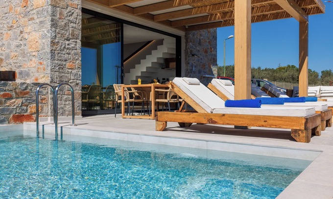 Hersonissos Centre Hotel | Deos Luxury Suites