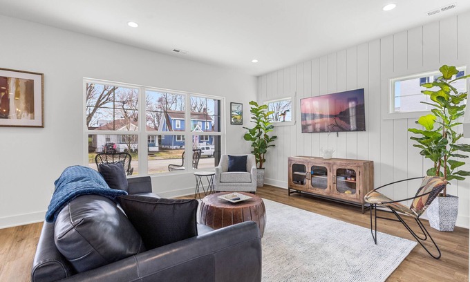 Jeffersonville House | DerbyDeluxe: Sunny & Modern, Near Derby
