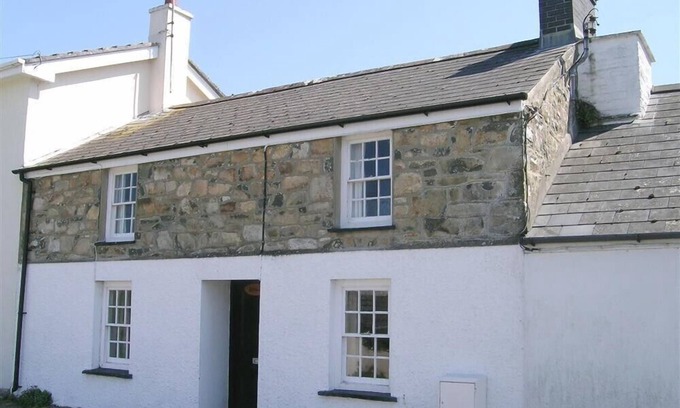 Newport Cottage | DERLWYN, pet friendly, with open fire in Newport, Pembrokeshire