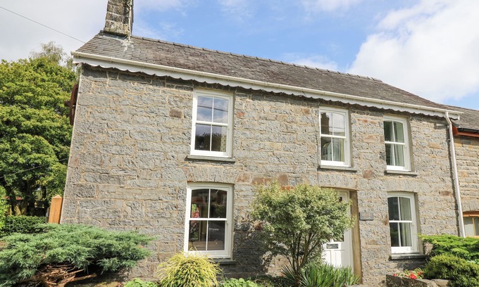 Mydroilin Cottage | DERWEN VILLA, pet friendly, character holiday cottage in New Quay