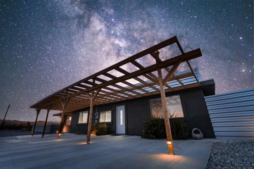 Landers House | Desert Oasis - Firepit, Stargazing, Kitchen Essentials, 5 Acres, & Joshua Trees - Sleeps 6 Comfortably, 7 with Sofa, 8 Maximum