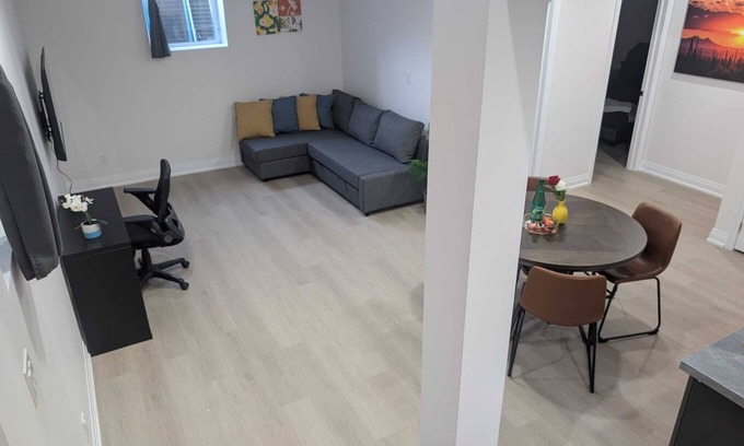 Whitby House | Design your stay: private suite, configurable rooms, minutes from shops.