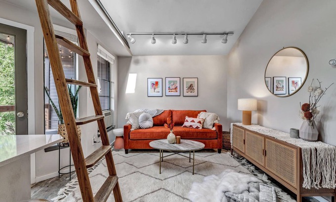 Newlands Apartment | Designer 1 Bedroom Downtown Boulder w Views-30 day