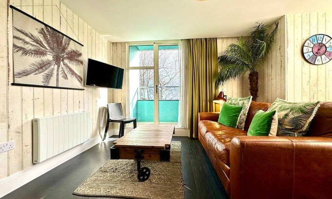 Poole Apartment | Designer Apartment inc. Free Parking & FAST WiFi