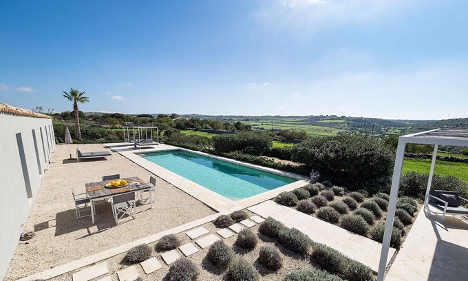 Monterosso Almo Villa | Designer country villa with pool in Ragusa, Sicily