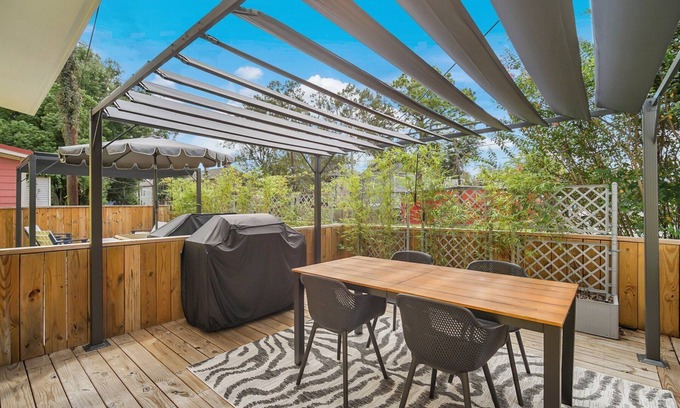 Metropolitan House | Designer Digs w/Amazing Patio, Walk Everywhere by Lucky Savannah