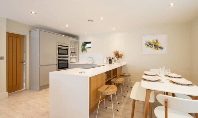 East Wittering House | Designer Family Escape/Hot Tub/Steps to Beach