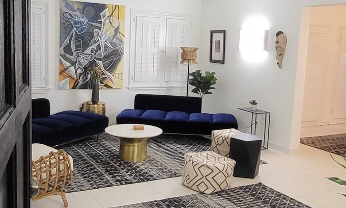 Greater Wilshire - Hancock Park Apartment | Designer Hancock Park home/2 beds + 2 baths