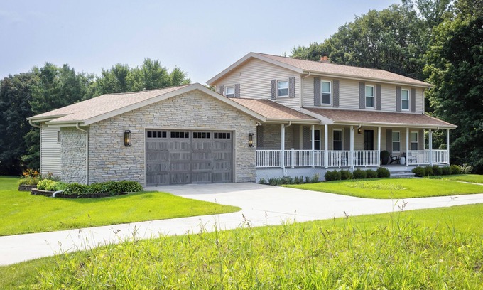 Holcomb House | Designer Home, Hot Tub, King Suite, Game Room
