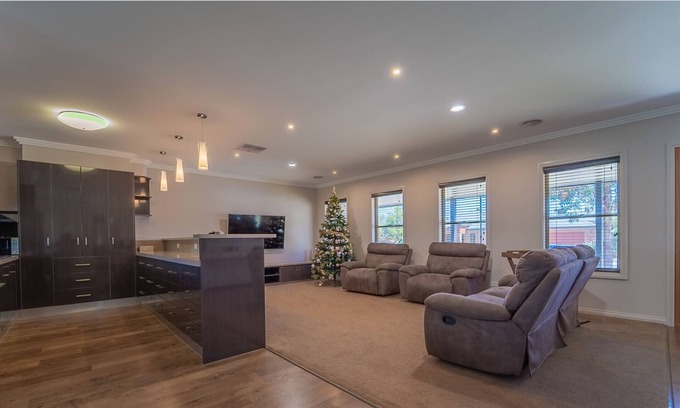 Maiden Gully House | Designer Home with Spa Bathtub and BBQ