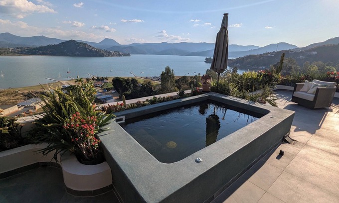 El Santuario House | Designer House with Spectacular Lake Views, Jacuzzi and Lush Gardens