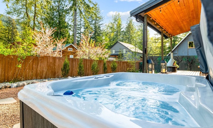 Paradise Estates Cabin | Designer Mt Rainier Stay Hot Tub Fire Pit