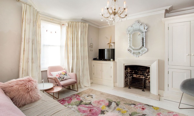 Winchester House | Designer's Town House quiet street, in city centre 2 on street parking permits