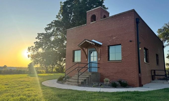 Guthrie House | Designer Schoolhouse Retreat- King Beds, Family Friendly, Event Friendly and Game Day Ready!