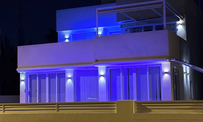 Mil Palmeras House | Detached 4 bedroom luxury villa with pool sleeping 8