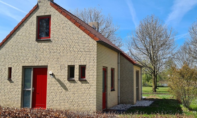 Ewijk House | Detached 6-person bungalow with lake views directly on the swimming lake