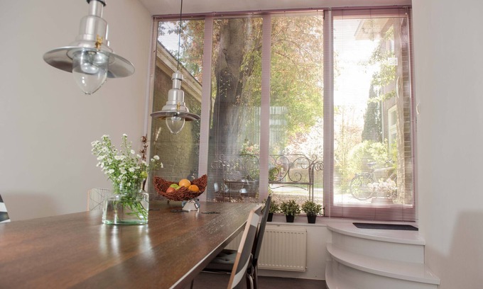 Oranjebuurt Apartment | Detached apartment + parking space next to large park and city center of Groningen