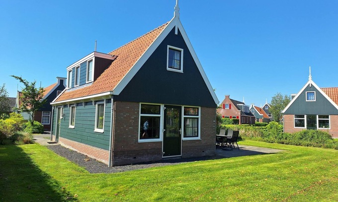 West-Graftdijk House | Detached bungalow with 3 bedrooms, 2 bathrooms and a sauna