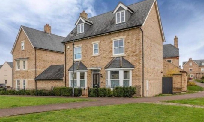 Willian House | Detached Family House With Private Garden