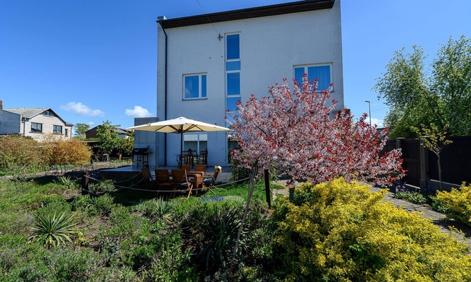 Liepaja House | ✮Detached Holiday Home ♥40inSmartTV♨Barbecue▨Garden and Parking✮