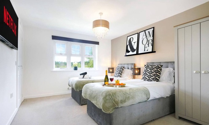 Great Brington House | Detached House Free Parking FastWifi SmartTV