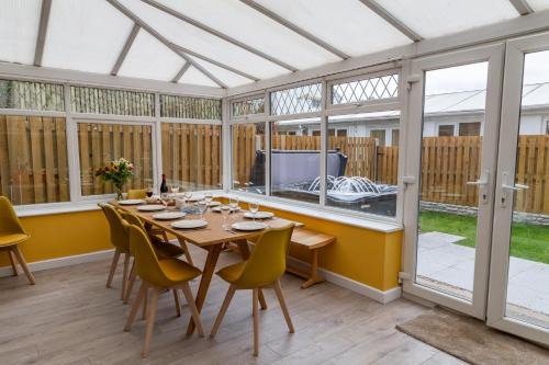 Shipley House | Detached Luxury 6 beds, Super Wi-fi, easy parking and Hot-tub