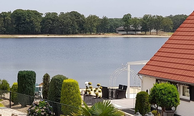 Heel House | Detached vacation home by the lake near Roermond - Netherlands