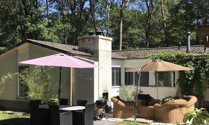 Municipality of Rijssen-Holten Villa | Detached villa with enclosed wooded garden with lawn and bubble bath
